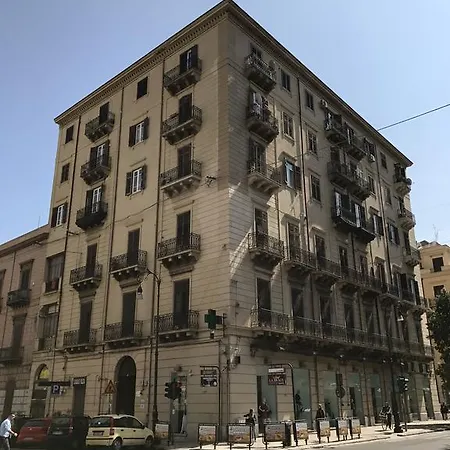 לינה וארוחת בוקר Politeama Square