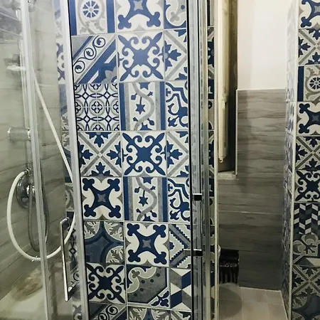 לינה וארוחת בוקר Politeama Square 2*